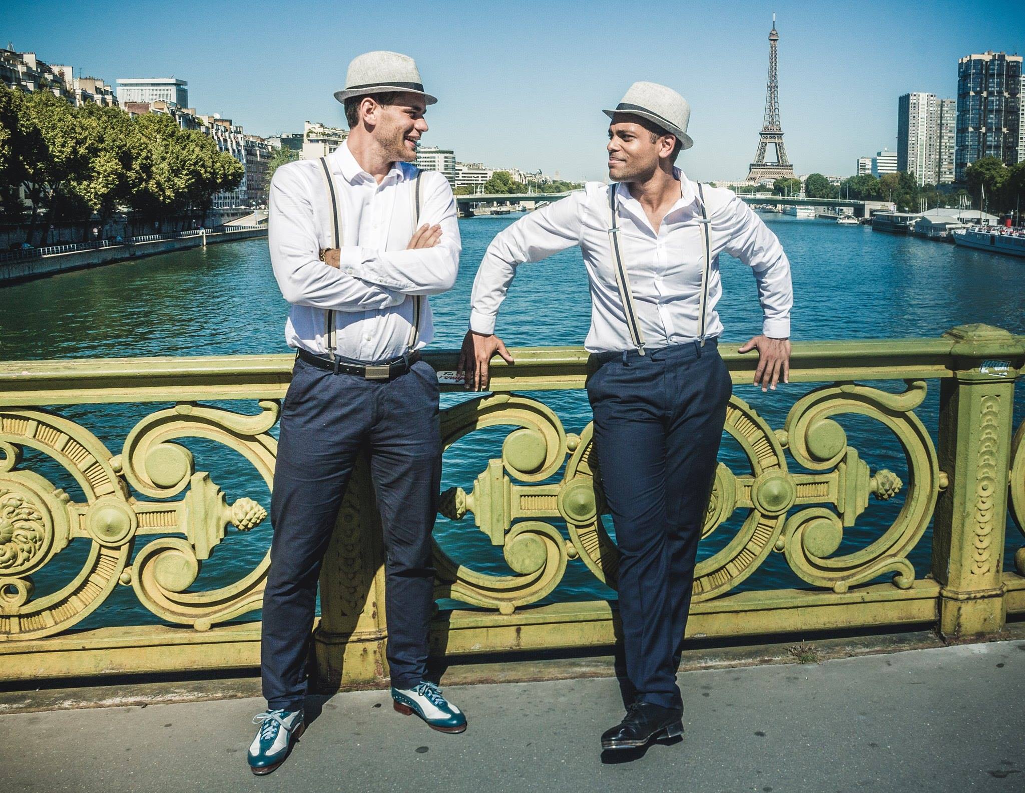 Aurélien Lehmann et Sam, danseurs de claquettes devant la Tour Eiffel à Paris